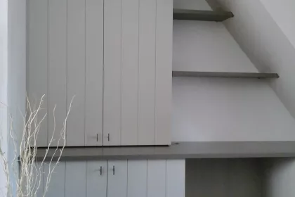Bigger view of Oudegem: Ruimte onder trap waar elektricteitskast, water, netwerk voorzieningen zijn gedicht met ingebouwde kast en bureaugedeelte, volledig toegankelijk.