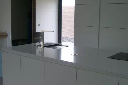 Bigger view of Oudegem: Keukeneiland met greeploze kastdeuren