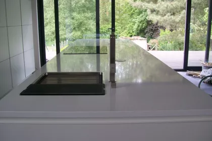 Bigger view of Oudegem: Keukeneiland, tablet in composiet steen US Bianco Poli, greeploze kastdeuren