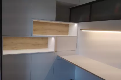 Bigger view of Oudegem: Ingewerkte Led verlichting in nis en fijne Led onderbouw armatuur met contactloze schakelaar en dimbaar.