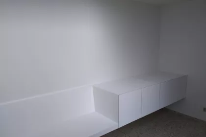 Bigger view of Mechelen : zwevende zitbank met aansluitende ladenblok in verstek.