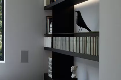 Bigger view of Geraadsbergen: Boekenkastmeubel met indirect ledverlichting. Laminaat houtmotief in verstek.