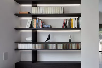 Bigger view of Geraadsbergen: Boekenkastmeubel met indirect ledverlichting. Laminaat houtmotief in verstek.