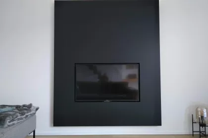 Bigger view of Zwevend wandpaneel met indirecte ledverlichting. Tv scherm ingewerkt gelijklopend met wand.